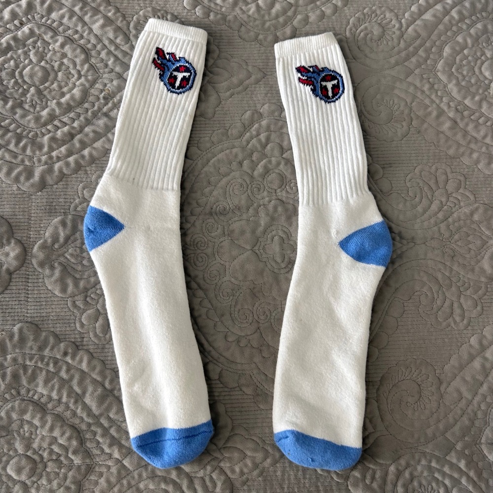 NFL Tennessee Titans Crew Socks Mens White Embroidered Logo Athletic Gameday
